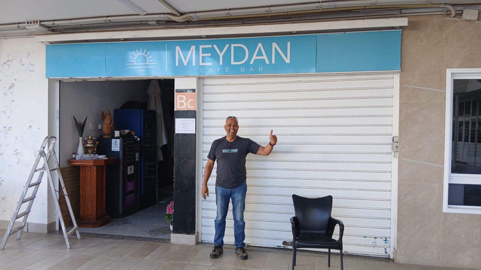 Emilio frente al rótulo exterior de Meydan Café Bar