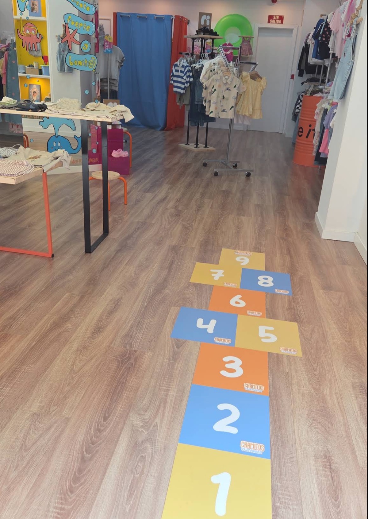 Vinilo de suelo con juego de rayuela para Chamitos Playwear