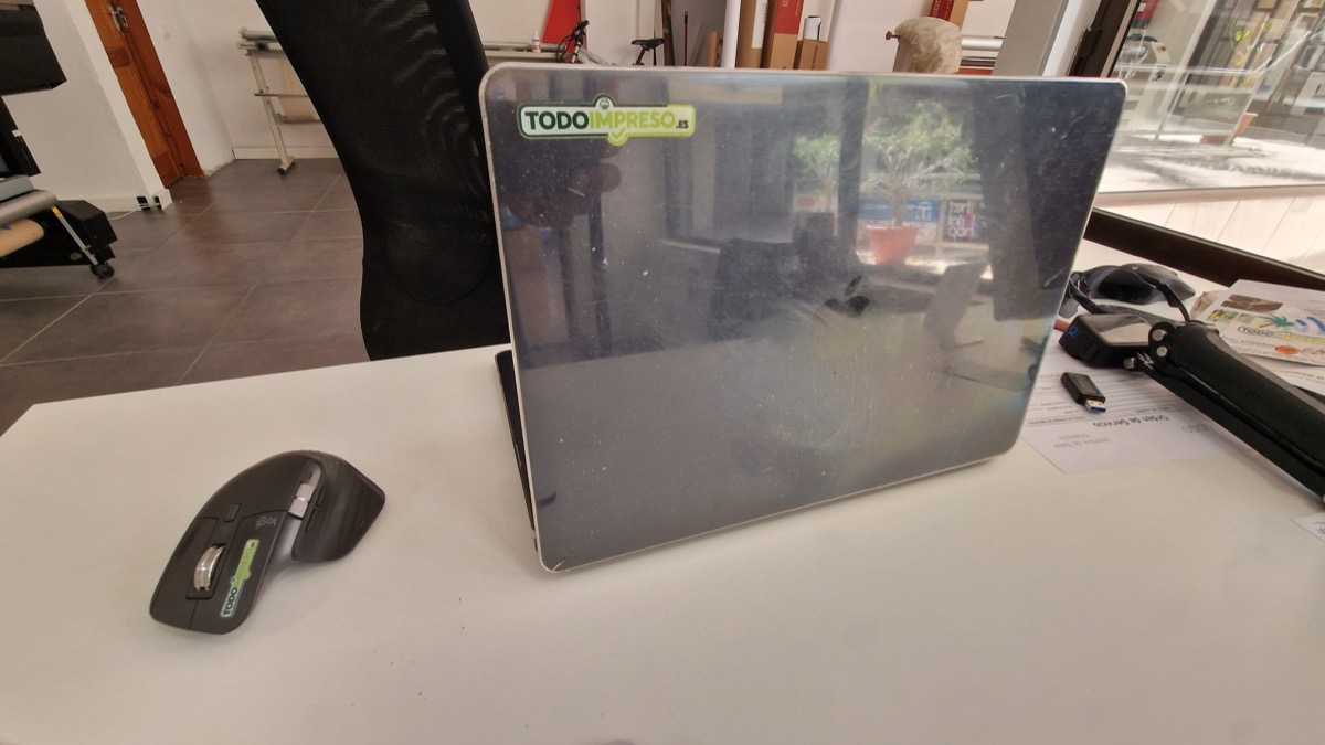 Pegatina adhesiva de Todoimpreso.es sobre un portátil