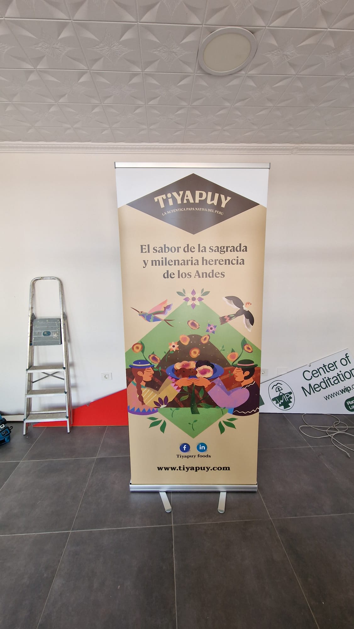 Roll-up publicitario para Tiyapuy Foods